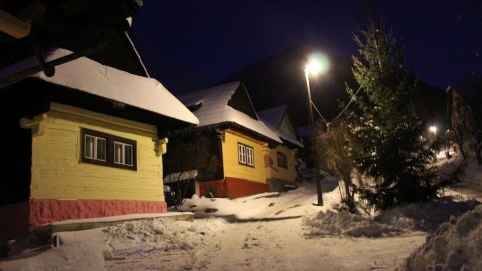 Vlkolínec je živý skanzen, z ktorého ľudia nikdy neodišli. Takto vyzerá v čase pravej zimy.