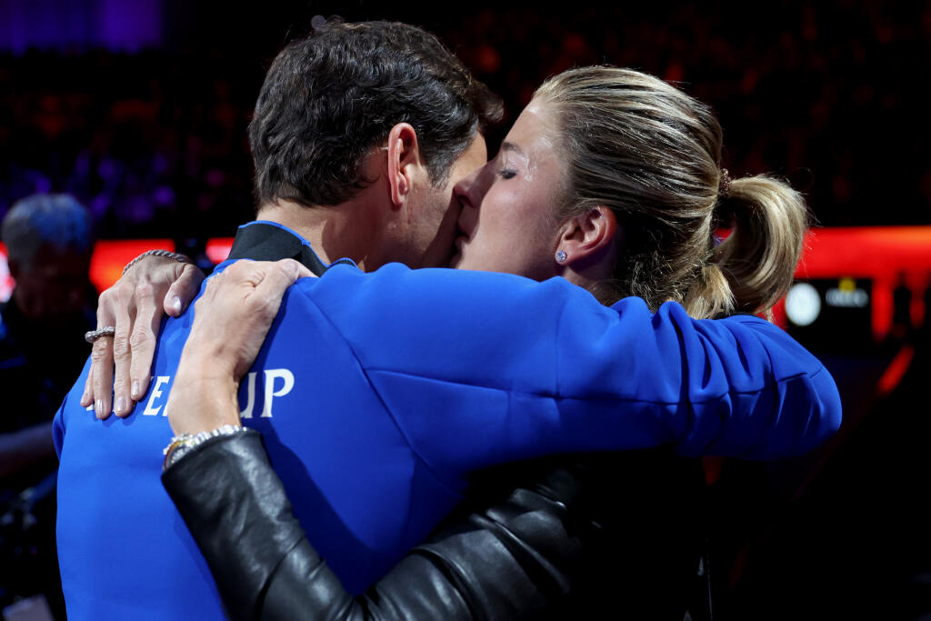Mirka Federer nakoniec vybehla na kurt za Rogerom, kde ho dlhé minúty objímala, bozkávala a on jej plakal na ramene. Všetko pred celým svetom a v priamom prenose.
