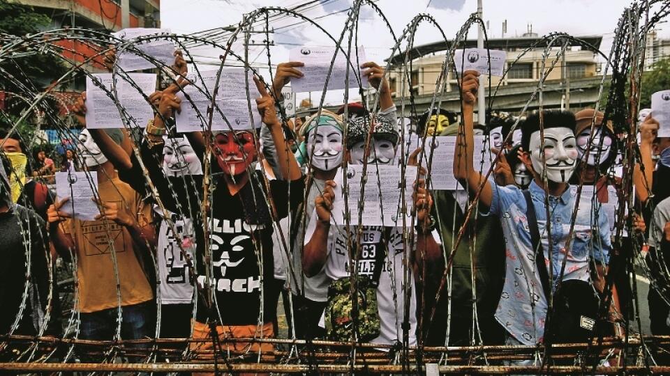 Z celého sveta: K hnutiu Anonymous sa hlásia hekeri po celom svete. Na snímke protestujúci Anonymous na Filipínach.