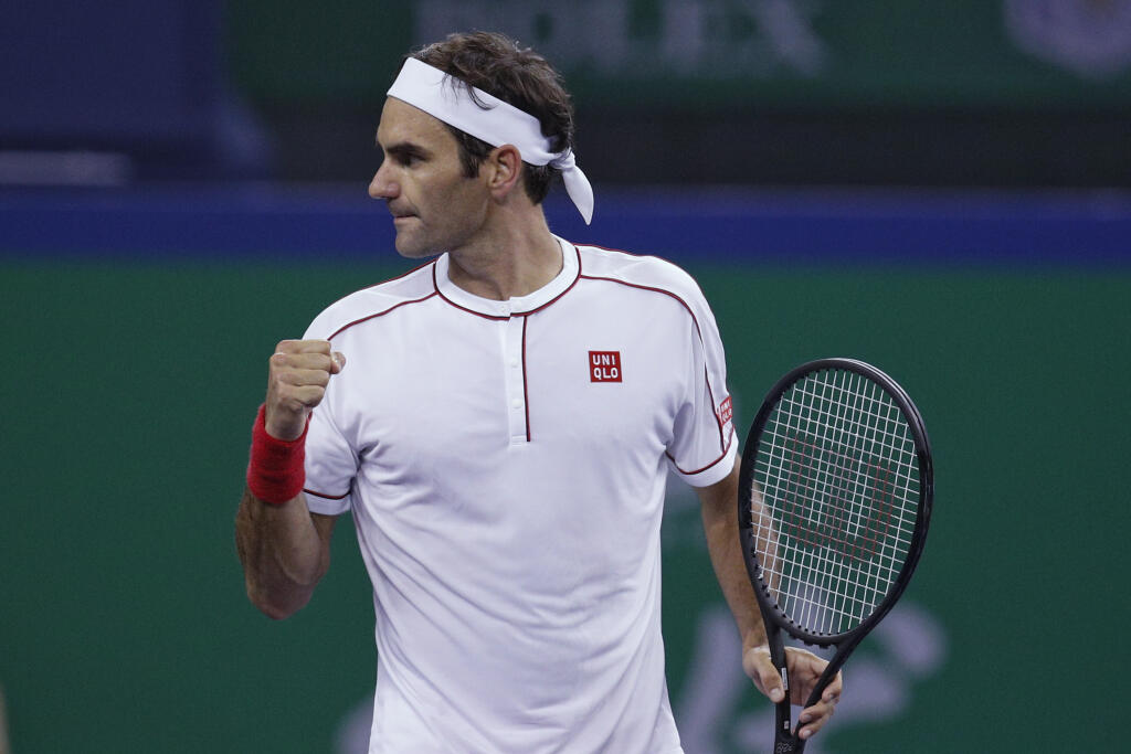KK34 Šanghaj - Švajčiarsky tenista Roger Federer sa teší po víťazstve proti Belgičanovi Davidovi Goffinovi v osemfinále dvojhry na turnaji ATP v Šanghaji 10. októbra 2019. FOTO TASR/AP
Roger Federer of Switzerland gestures after defeating David Goffin of Belgium in their men's singles match at the Shanghai Masters tennis tournament at Qizhong Forest Sports City Tennis Center in Shanghai, China, Thursday, Oct. 10, 2019. (AP Photo/Andy Wong)
