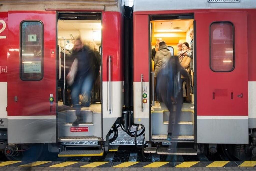 Bratislavský obchvat viazne, ľudia presadajú do vlakov