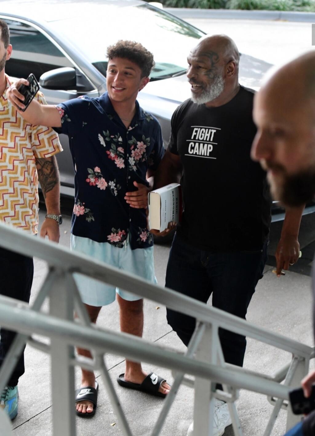 Mike Tyson sa fotí s fanúšikmi deň po incidente