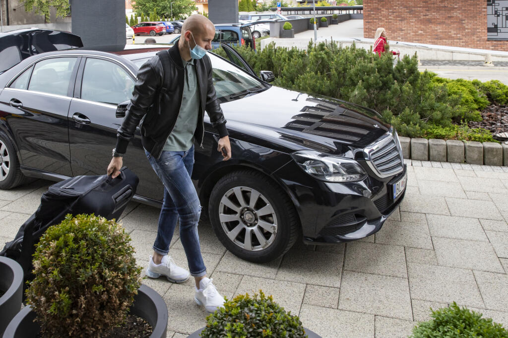 Vladko Weiss tentoraz nechal svoj Mercedes G doma a do Senca sa nechal doviezť.