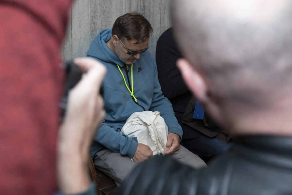 Dušan Dědeček, ktorých spôsobil dopravnou nehodou na Zochovej ulici v Bratislave smrť 5 ľudí sa opätovne postavil pred sú, ktorý rozhoduje o jeho vzatí do väzby.