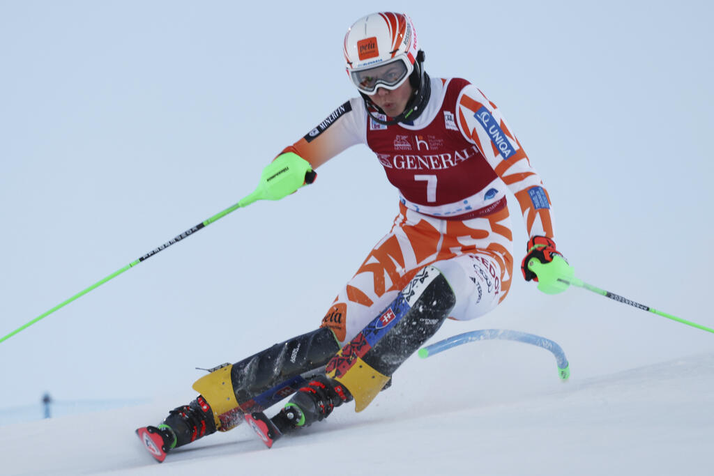 PK 5 Levi - Slovenská lyžiarka Petra Vlhová počas prvého kola slalomu žien Svetového pohára v alpskom lyžovaní vo fínskom Levi 20. novembra 2022. Slovenka Petra Vlhová sa po odjazdení elitnej pätnástky lyžiarok usadila po prvom kole druhého slalomu v novej sezóne Svetového pohára na 3. mieste. V nedeľných pretekoch vo fínskom Levi dosiahla najrýchlejší čas víťazka zo soboty Američanka Mikaela Shiffrinová, Vlhová strácala 10 stotín. FOTO TASR/AP
Slovakia's Petra Vlhova speeds down the course dur