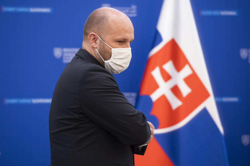 Na snímke minister obrany SR Jaroslav Naď (OĽaNO) prichádza na tlačovú konferenciu k predstaveniu návrhov novej Bezpečnostnej a Obrannej stratégie Slovenskej republiky v Bratislave 8. decembra 2020. FOTO TASR - Jaroslav Novák