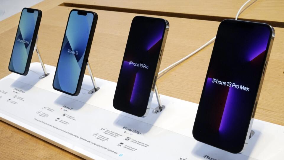 KK20 New York - Na snímke nové iPhony 13 od americkej spoločnosti Apple, zľava iPhone 13 mini, iPhone 13, iPhone 13 pro a iPhone 13 Pro Max sú vystavené počas prvého dňa predaja 24. septembra 2021 v New Yorku. FOTO TASR/AP
The line-up of the Apple iPhone 13 is displayed on their first day of sale, in New York, Friday, Sept. 24, 2021. They are, from left: iPhone 13 mini, iPhone 13, iPhone 13 Pro, and iPhone 13 Pro Max. (AP Photo/Richard Drew)