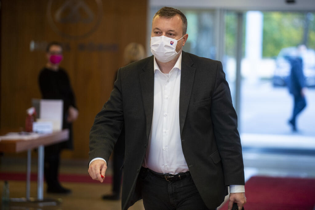 Na snímke minister práce, sociálnych vecí a rodiny SR Milan Krajniak (Sme rodina) prichádza na zasadnutie Ústredného krízového štábu SR 2. novembra 2020 v Bratislave. FOTO TASR - Jakub Kotian