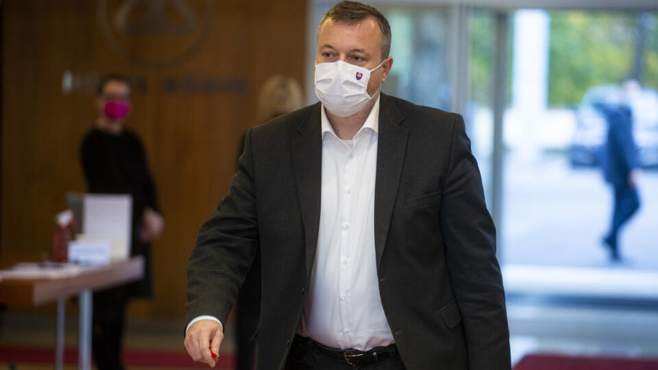 Na snímke minister práce, sociálnych vecí a rodiny SR Milan Krajniak (Sme rodina) prichádza na zasadnutie Ústredného krízového štábu SR 2. novembra 2020 v Bratislave. FOTO TASR - Jakub Kotian