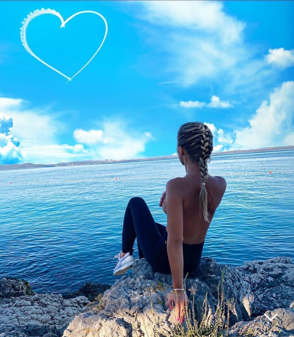 Nela je známa tým, že nemá problém predviesť svoje krivky. Keď ide na dovolenku, svojich followerov odtiaľ zakaždým vydráždi poriadne šteklivými zábermi.