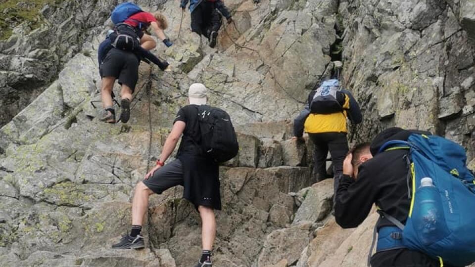 Autor fotografie sa pochválil, že zatiaľ nebol na žiadnej z vysokohorských chát, preto sa odhodlal, a v jeden deň navštívil až päť z nich.