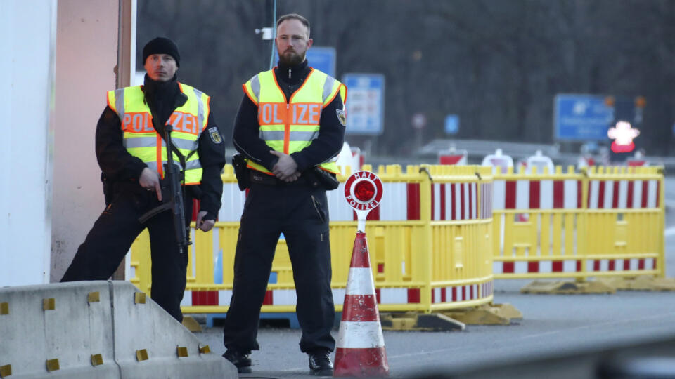 Nemeckí policajti hliadkujú na nemecko-rakúskej hranici 16. marca 2020 v nemeckom Kiefersfeldene.