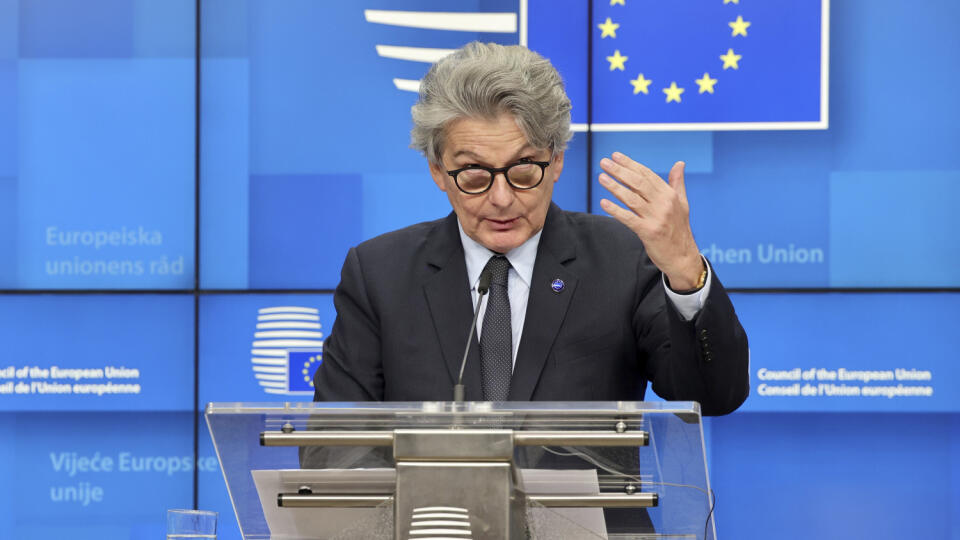 EBE 4 Brusel - Na snímke eurokomisár pre vnútorný trh Thierry Breton počas tlačovej konferencie v sídle Európskej rady v Bruseli 19. novembra 2020. FOTO TASR/AP
European Commissioner for Internal Market and Services Thierry Breton talks during a news conference at the European Council headquarters in Brussels, Thursday, Nov. 19, 2020. (AP Photo/Olivier Matthys, Pool)