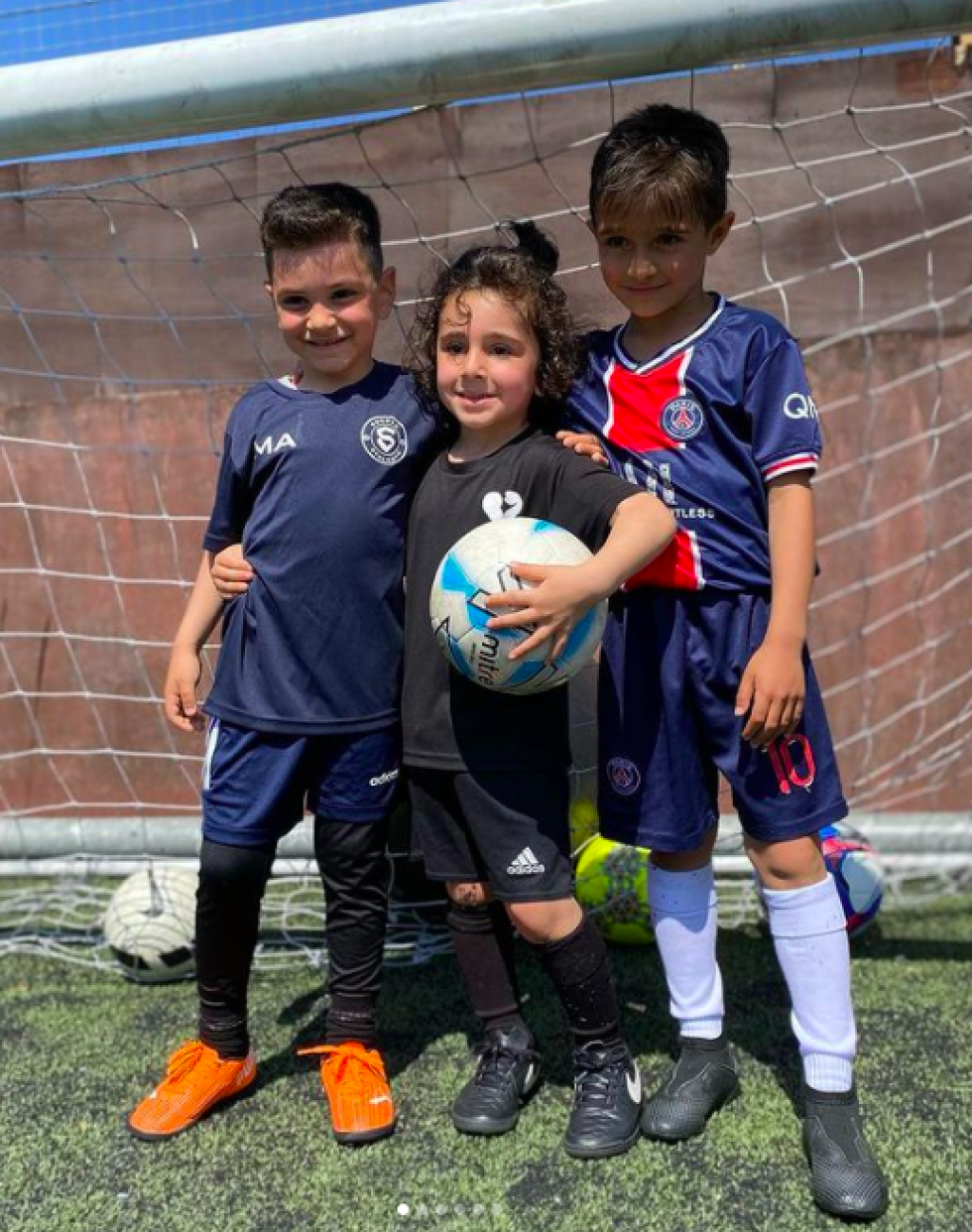 Tréner z First Touch Football Academy, Austin Schofield, pre BBC potvrdil, že Zayn ďaleko prevyšuje ostatné deti a na svoj vek je úplne niekde inde.