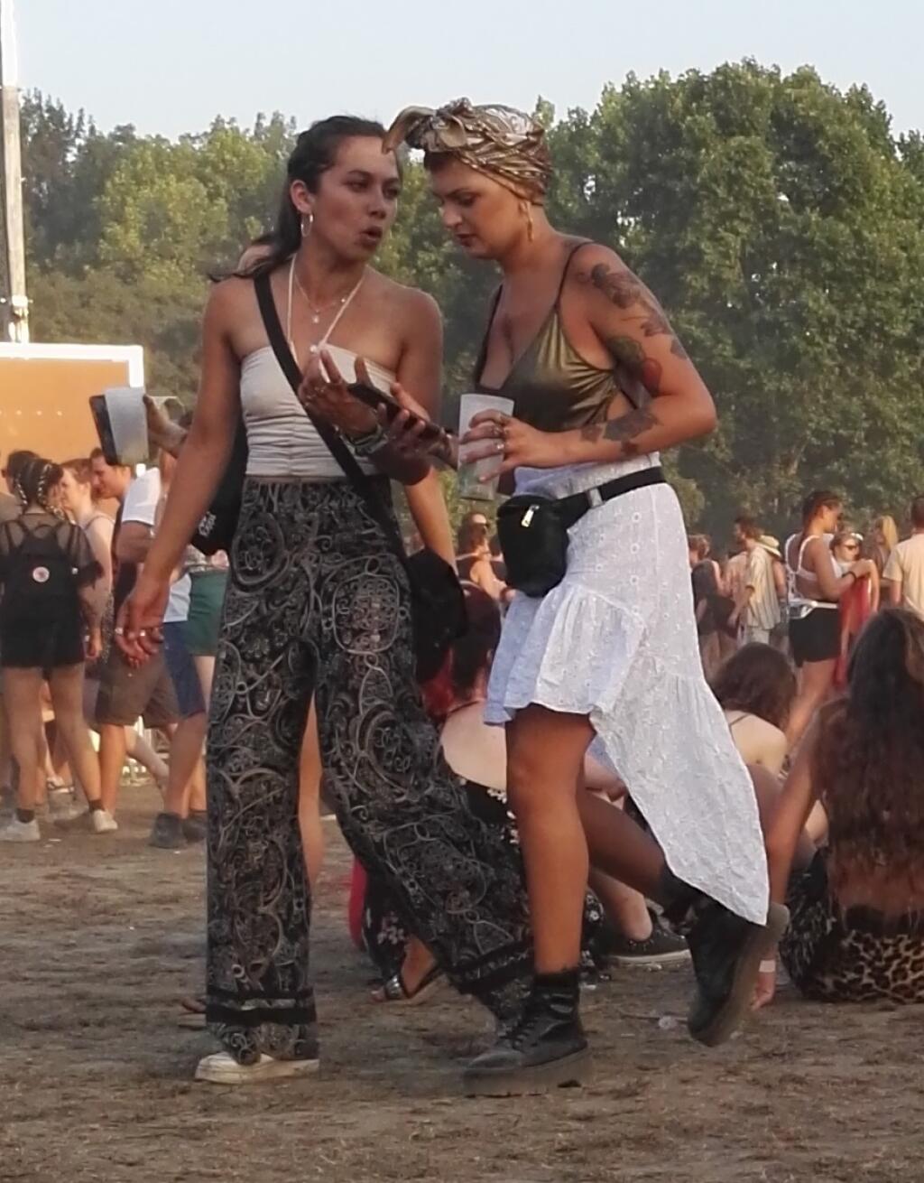 Festivalová móda zo Szigetu 2019: Trblietky na tvári, zapletené vrkoče, bohémsky look dievčat. Nechýbali bláznivé slnečné okuliare, ani hit sezóny – ľadvinky.