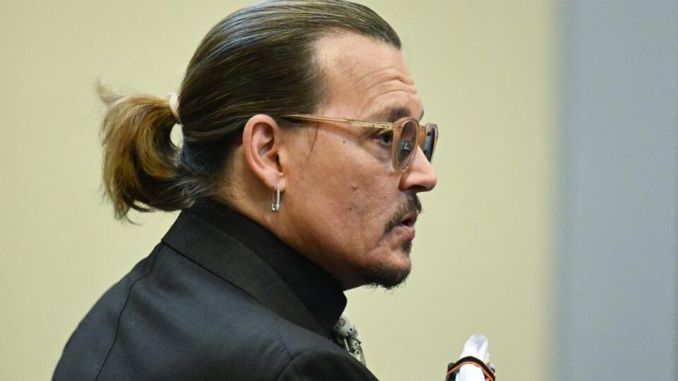 EBE 20 Fairfax - Na snímke americký herec Johnny Depp v súdnej sieni počas pojednávania na obvodnom súde vo Fairfaxe v americkej Virgínii v utorok 19. apríla 2022. Herec Johnny Depp zažaloval svoju bývalú manželku Heardovú za urážku na cti na obvodnom súde vo Fairfaxe po tom, ako ho ona zažalovala za domáce násilie. FOTO TASR/AP
Actor Johnny Depp appears in the courtroom at the Fairfax County Circuit Court in Fairfax, Va., Tuesday April 19, 2022. Depp sued his ex-wife Amber Heard for libel in F