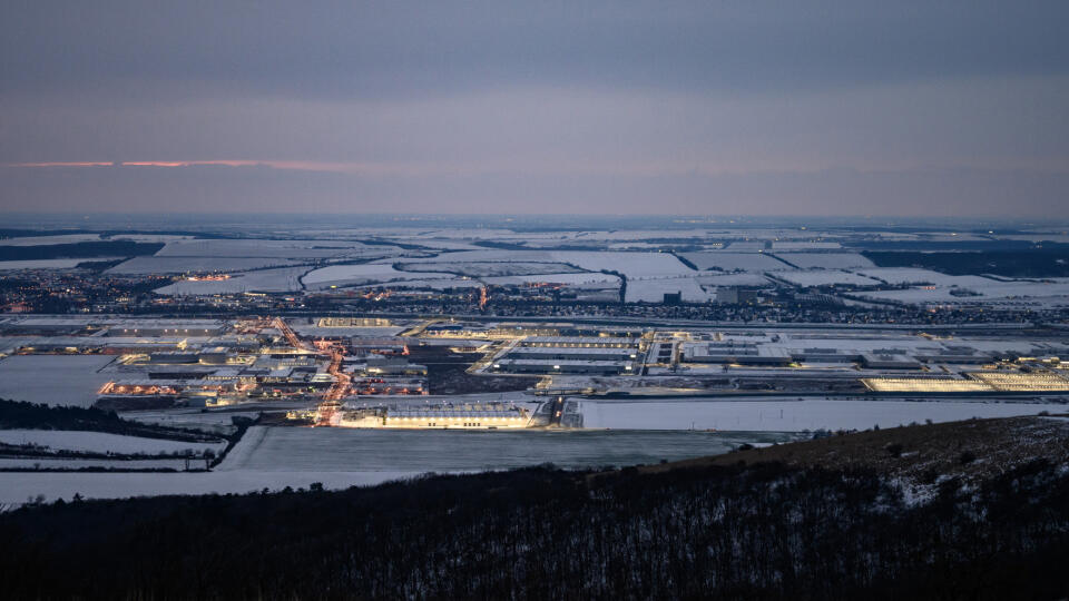 Na snímke podvečerný záber na výrobný závod spoločnosti Jaguar Land Rover v Strategickom parku Nitra 21. januára 2021. FOTO TASR – Henrich Mišovič