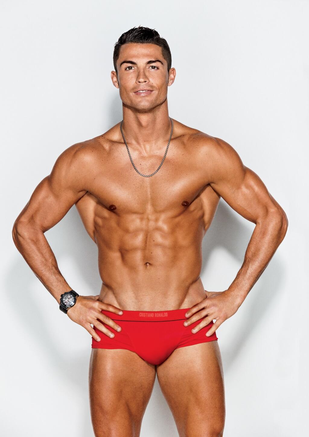 8. Cristiano Ronaldo sa vytráca z prvých priečok športových ankiet a zdá sa, že aj zo ženských túžob.S futbalistom, ktorý mál v posteli desiatky modeliek či speváčok, by sa chcelo