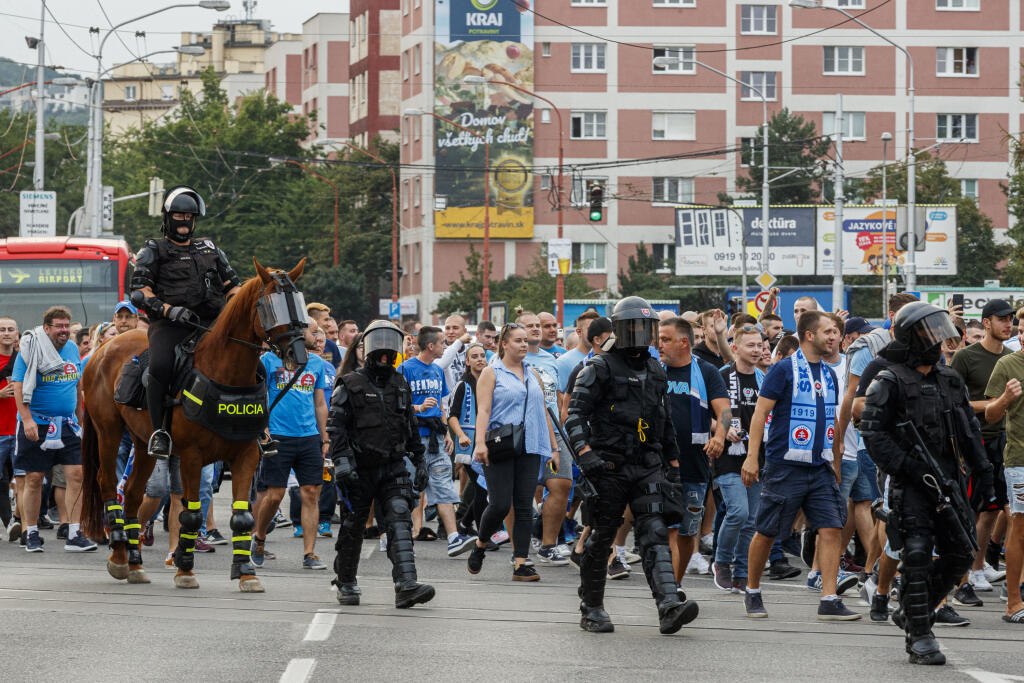 Kým pred dvomi rokmi bolo na Tehelnom poli vypredané a v hľadisku bolo vyše 20-tisíc fanúšikov, tenotraz kvôli covid opatreniam nebudú na štadióne žiadni fanúšikovia.