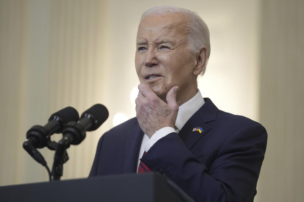 WA 20 Washington - Americký prezident Joe Biden gestikuluje pred podpisom zákona o pomoci vo výške 95 miliárd dolárov pre Ukrajinu, Izrael aj Taiwan v Bielom dome vo Washingtone v stredu 24. apríla 2024. Biden v stredu zákon podpísal. Zároveň oznámil, že Spojené štáty začnú Kyjevu posielať vojenskú pomoc v priebehu niekoľkých hodín. FOTO TASR/AP 

President Joe Biden speaks before signing a $95 billion Ukraine aid package that also includes support for Israel, Taiwan, and other allies, in the St