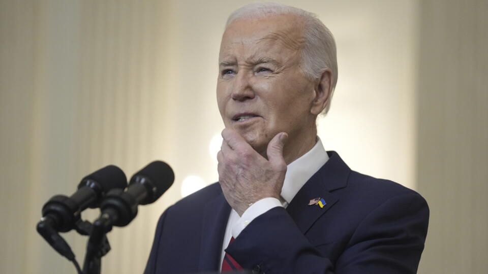 WA 20 Washington - Americký prezident Joe Biden gestikuluje pred podpisom zákona o pomoci vo výške 95 miliárd dolárov pre Ukrajinu, Izrael aj Taiwan v Bielom dome vo Washingtone v stredu 24. apríla 2024. Biden v stredu zákon podpísal. Zároveň oznámil, že Spojené štáty začnú Kyjevu posielať vojenskú pomoc v priebehu niekoľkých hodín. FOTO TASR/AP
President Joe Biden speaks before signing a $95 billion Ukraine aid package that also includes support for Israel, Taiwan, and other allies, in the St