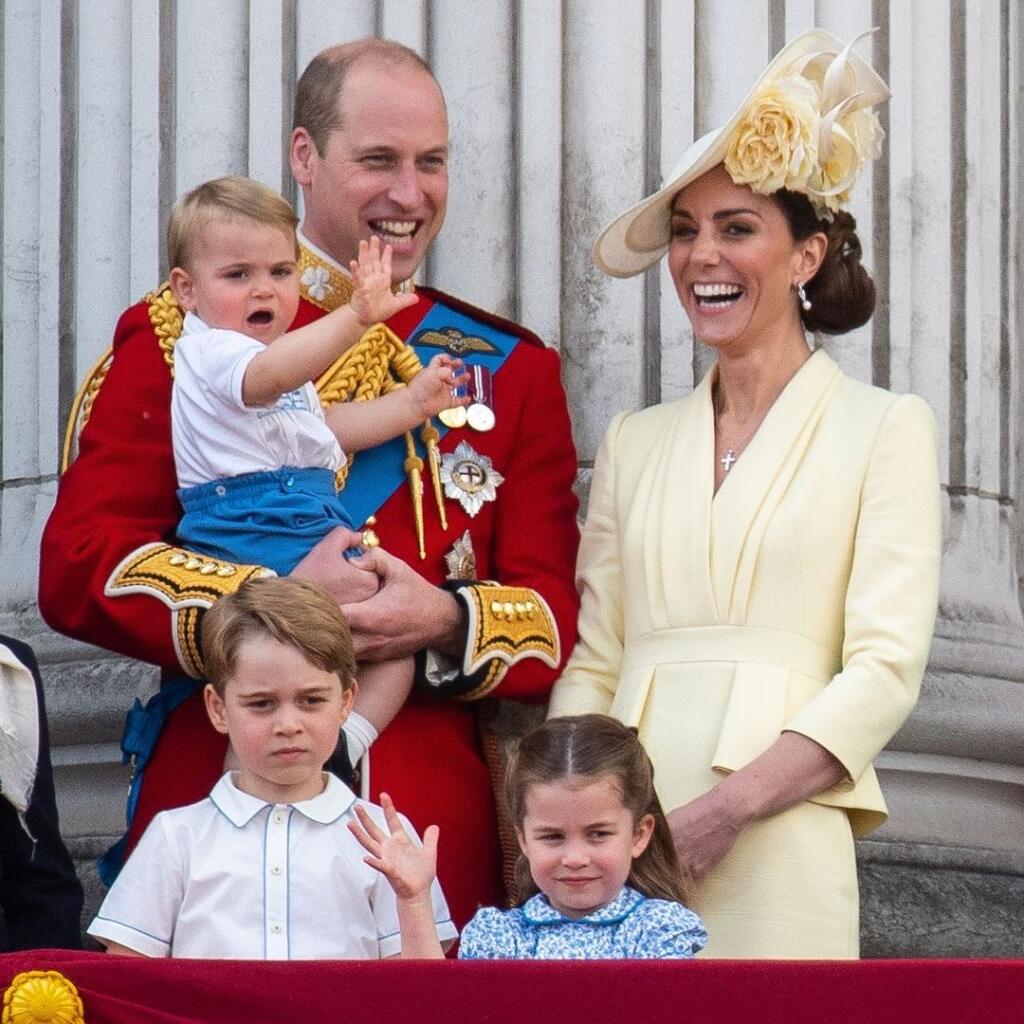 Rodina sa pravidelne ukazuje na verejnosti, musí reprezentovať monarchiu.