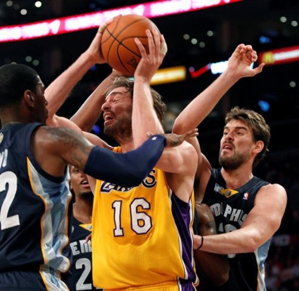 Žltý Pau Gasol z tímu LA Lakers sa mohol radovať z víťazstva jeho tímu nad Memphisom.