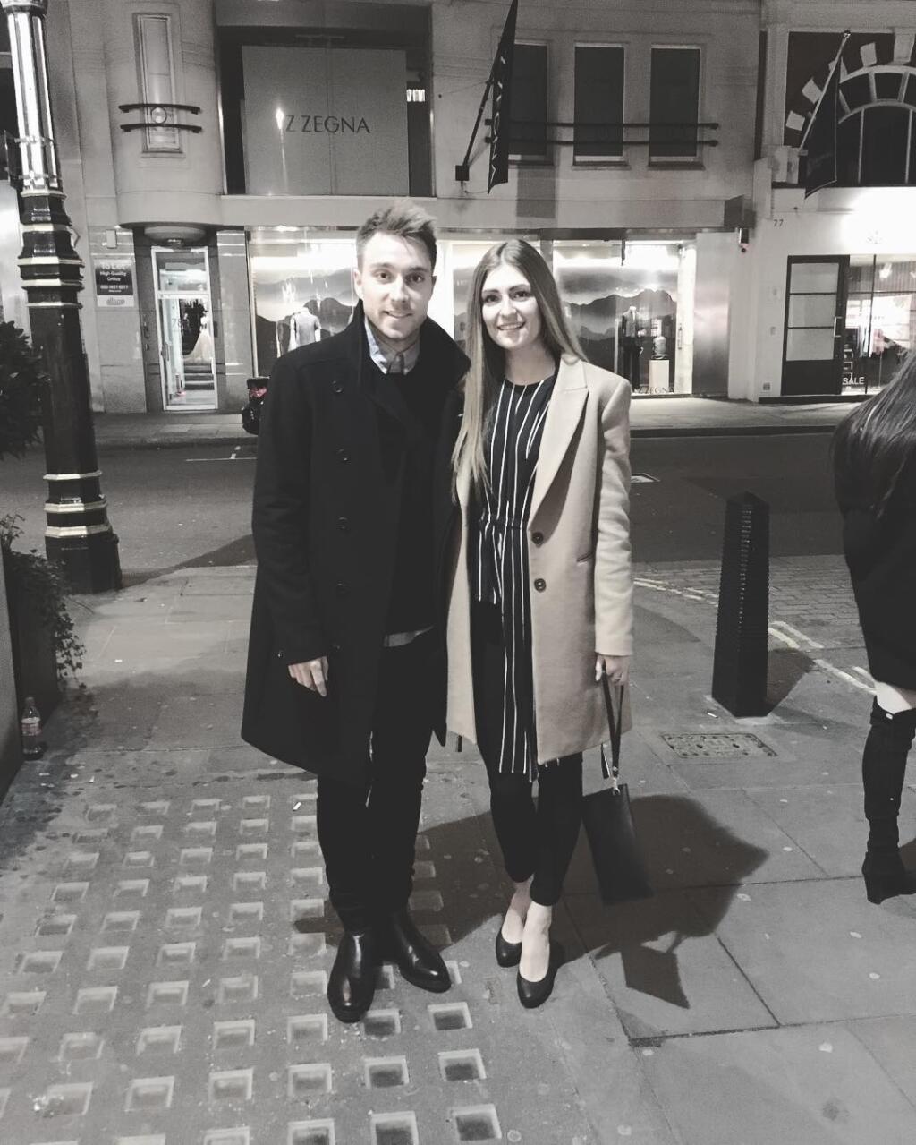 Dánsky futbalista Christian Eriksen a jeho priateľka Sabrina tvoria pár už takmer 10 rokov. Manželmi sú od roku 2018 a majú spolu dve deti.