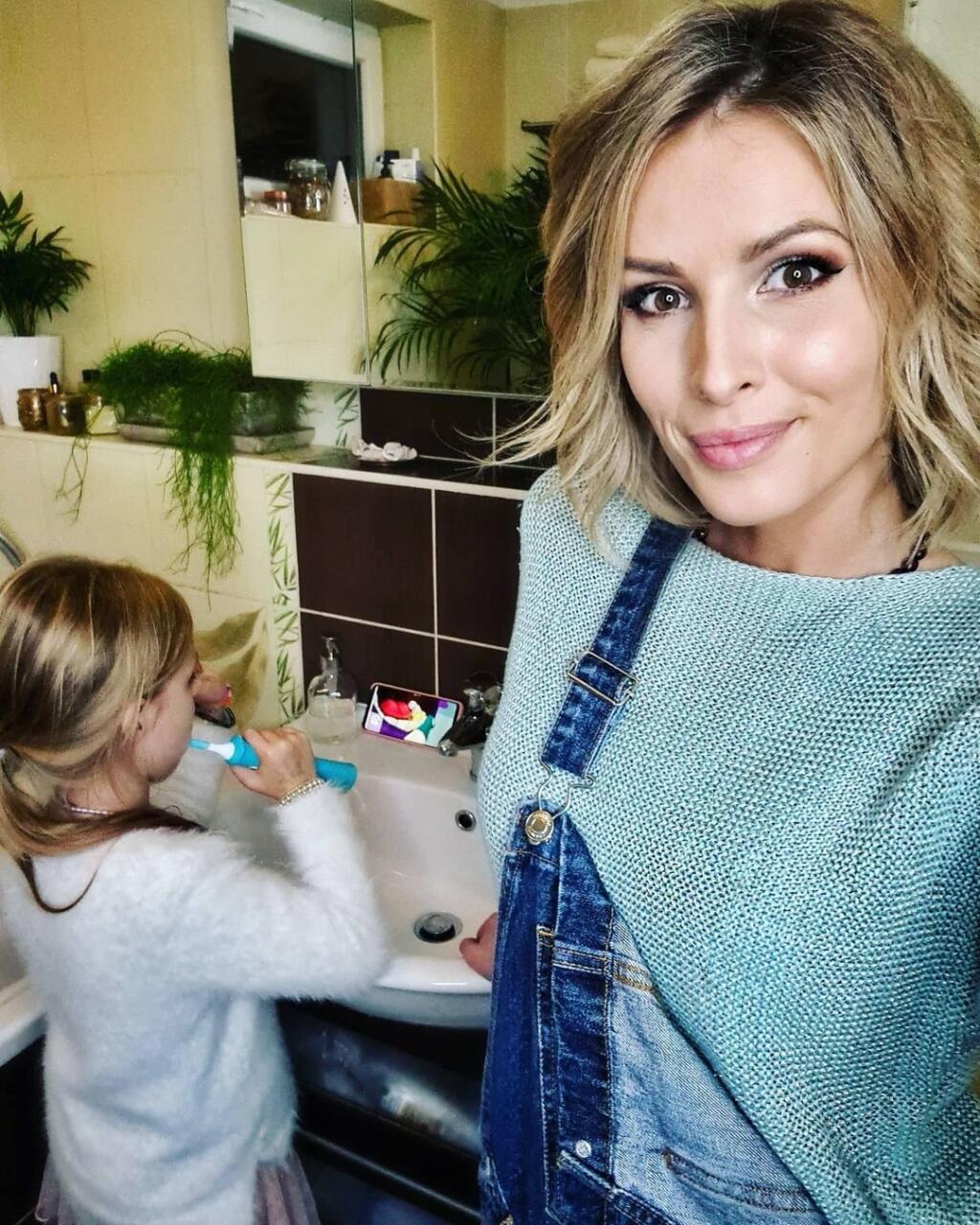Miriam Kalisová dohliada na dcérku, aby si správne vyčistila zuby.