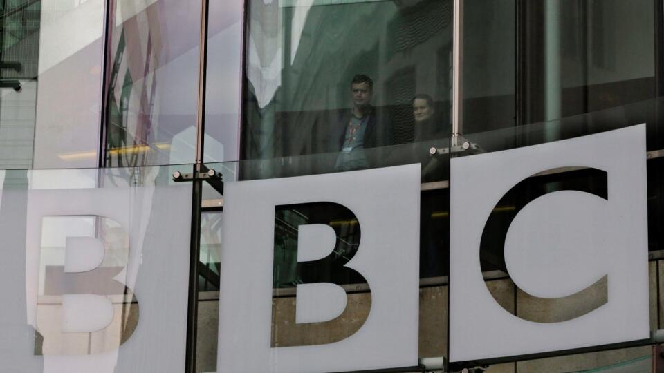 Na archívnej snímke z 28. marca 2013 ľudia sledujú z okna štrajk novinárov a technického personálu britského spravodajského kanálu BBC v Londýne. Ruské úrady nepredĺžili britskej novinárke Sarah Rainsfordovej vízum, čo znamená, že musí opustiť krajinu do konca augusta 2021. Rusko deklarovalo, že ide o odvetu za
