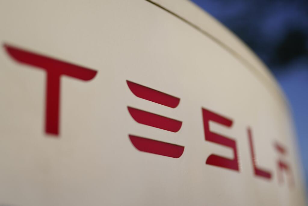 PK 19 archív Buford - Na archívnej snímke z 22. apríla 2021 logo firmy Tesla sa nachádza na nabíjacej stanici v americkom meste Buford. Tesla, ktorá vo svojom závode v Šanghaji vyrába sedany Model 3 a SUV Model Y, vo februári 2020 predala 56.515 vozidiel vyrobených v Číne vrátane 33.315 áut smerujúcich na export. V januári 2022 Tesla predala 59.845 áut vyrobených v Číne. FOTO TASR/AP

FILE - The logo for the Tesla Supercharger station is seen in Buford, Ga, April 22, 2021,. Tesla is recalling ne