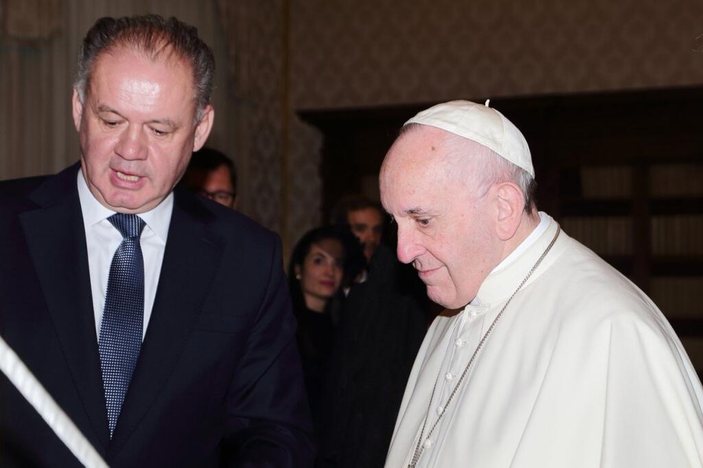 Na snímke prezident SR Andrej Kiska a pápež František si podávajú ruky počas súkromnej audiencie vo Vatikáne 14. decembra 2018.