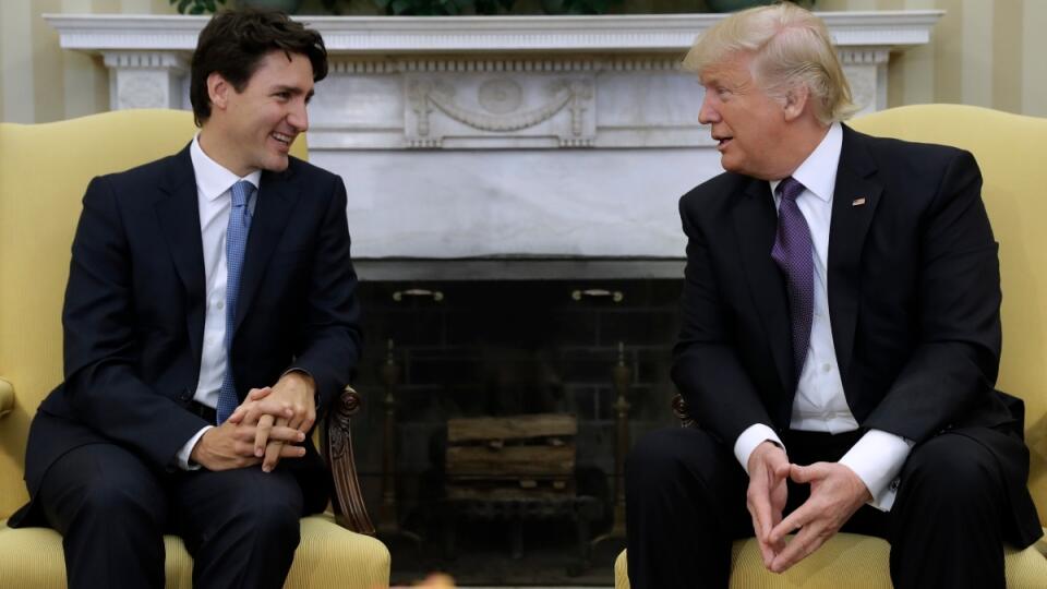 Americký prezident Donald Trump (pravo) a kanadský premiér Justin Trudeau pred rokovaním Oválnej pracovni Bieleho domu vo Washingtone
