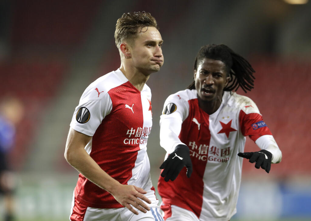 JB 55 Praha - Hráč Slavie Jan Kuchta (vľavo) oslavuje so spoluhráčom Petrom Olajinkom tretí gól v zápase C -skupiny 3. kola skupinovej fázy Európskej ligy Slavia Praha - OGC Nice v Prahe 5. novembra 2020. FOTO TASR/AP
Slavia's Jan Kuchta, left, celebrates with Peter Olayinka after scoring his sides third goal during the UEFA Europa League group C soccer match between Slavia Praha and OGC Nice at the Sinobo stadium in Prague, Czech Republic, Thursday, Nov. 5, 2020. (AP Photo/Petr David Josek)