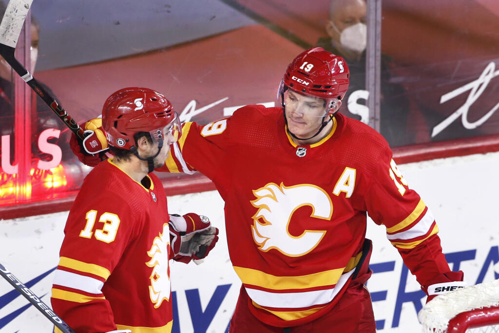 KK6 Calgary - Hokejista Matthew Tkachuk (vpravo) z Calgary Flames sa teší z gólu so spoluhráčom Johnnym Gaudreauom počas zápasu zámorskej hokejovej NHL proti Ottawe Senators 9. mája 2021 v Calgary. FOTO TASR/AP
Calgary Flames' Matthew Tkachuk, right, celebrates a goal against the Ottawa Senators with Johnny Gaudreau during the second period of an NHL hockey game Sunday, May 9, 2021, in Calgary, Alberta. (Larry MacDougal/The Canadian Press via AP