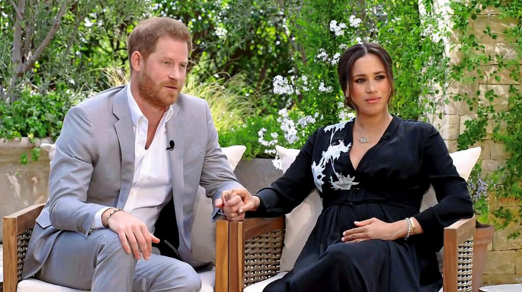 Meghan v čiernych šatách, rovnako ako princezná Diana v škandalóznom rozhovore pre BBC. Na ruke mala náramok po zosnulej svokre.
