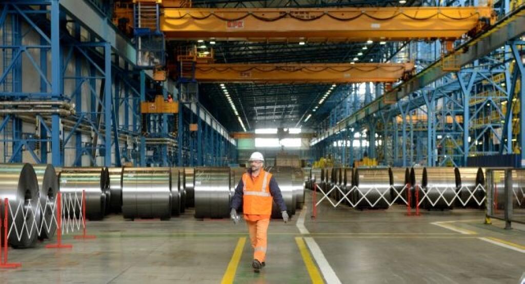 Premiér SR Robert Fico spoločne s prezidentom U. S. Steel Košice Davidom Rintoulom 26. marca 2013 v sídle spoločnosti U. S. Steel v Košiciach podpísali záväzné memorandum o ďalšom pôsobení oceliarskeho gigantu v Košiciach. Na snímke  pozinkovacia linka č. 3. FOTO TASR – František Iván
