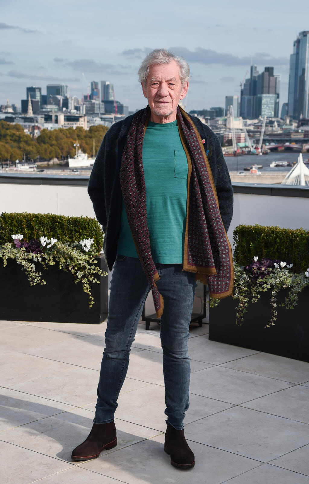 Sir Ian McKellen (81) bol medzi prvými - už 17. decembra dostal prvú dávku vakcíny Pfizer v Queen Mary´s Hospital v Londýne. Povedal, že po zaočkovaní bol šťastný a pocítil doslova eufóriu. Fotografiu z očkovania zverejnil na sociálnych sieťach.