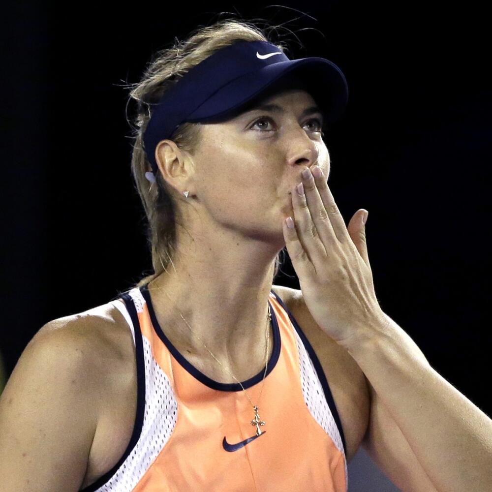 EBE 8 Melbourne - Na snímke ruská tenistka Maria Šarapovová postúpila do 4. kola na úvodnom grandslame roka Australian Open po víťazstve nad Američankou Lauren Davisovou 6:1, 6:7 (5), 6:0 v piatok 22. januára 2016. FOTO TASR/AP
Maria Sharapova of Russia celebrates after defeating Lauren Davis of the United States in their third round match at the Australian Open tennis championships in Melbourne, Australia, Friday, Jan. 22, 2016.(AP Photo/Aaron Favila)