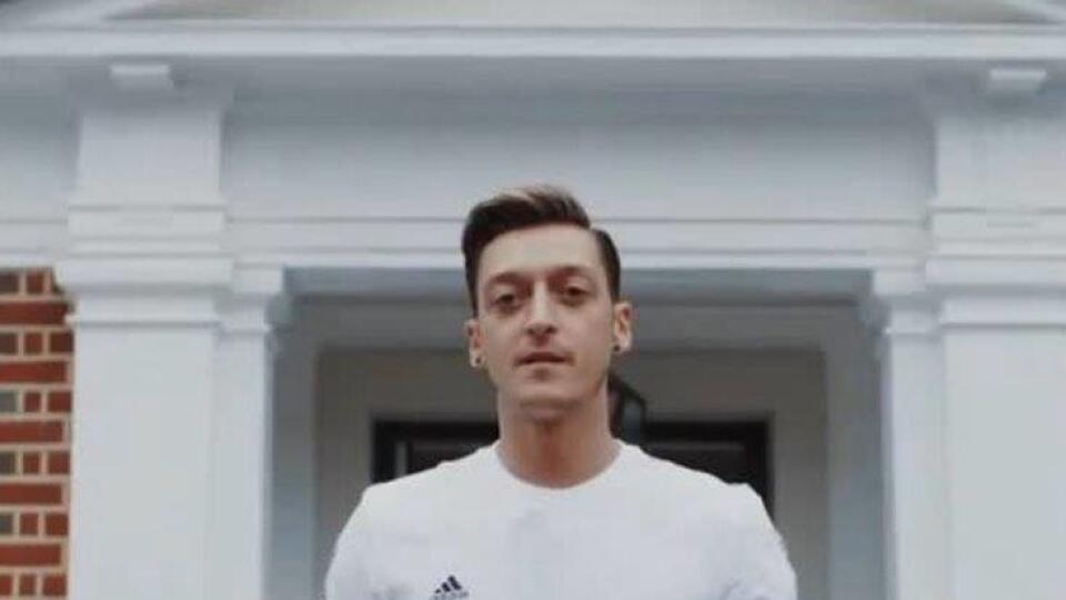 Mesut Özil sa luxusom pýši.