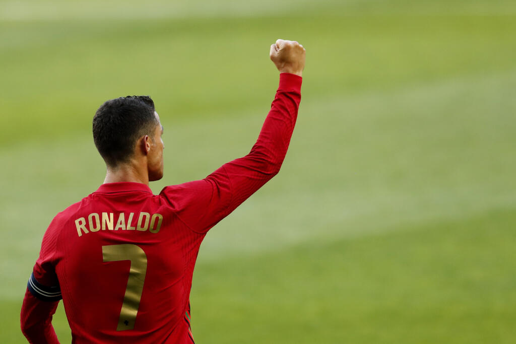 WA 39 Lisabon - Kapitán portugalskej futbalovej reprezentácie Cristiano Ronaldo sa teší po strelení gólu počas prípravného zápasu Portugalsko - Izrael v Lisabone v stredu 9. júna 2021. FOTO TASR/AP
Portugal's Cristiano Ronaldo celebrates after scoring his side's second goal during the international friendly soccer match between Portugal and Israel at the Alvalade stadium in Lisbon, Wednesday, June 9, 2021. (AP Photo/Armando Franca)