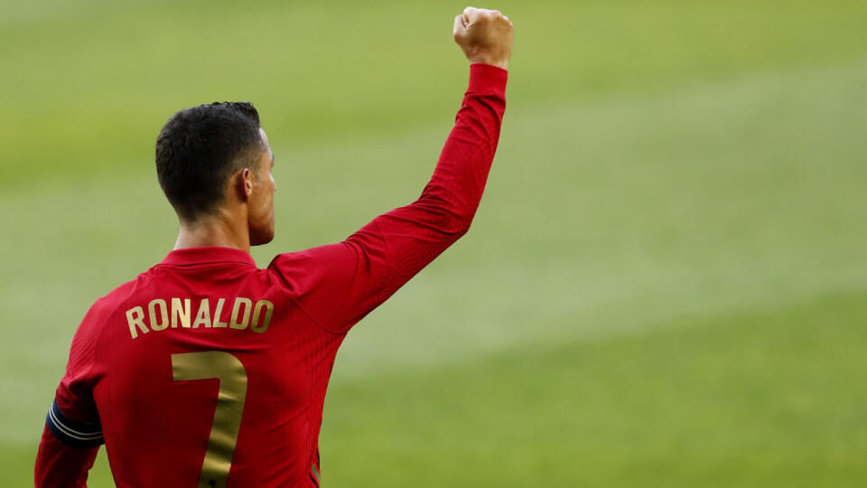 WA 39 Lisabon - Kapitán portugalskej futbalovej reprezentácie Cristiano Ronaldo sa teší po strelení gólu počas prípravného zápasu Portugalsko - Izrael v Lisabone v stredu 9. júna 2021. FOTO TASR/AP
Portugal's Cristiano Ronaldo celebrates after scoring his side's second goal during the international friendly soccer match between Portugal and Israel at the Alvalade stadium in Lisbon, Wednesday, June 9, 2021. (AP Photo/Armando Franca)