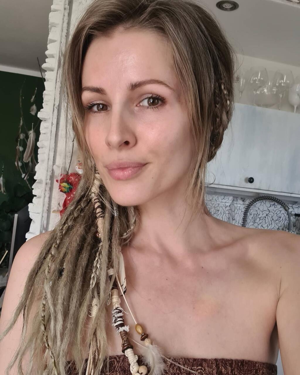 FOTO Miriam Kalisová má opäť DREDY: Stylisti v Markíze budú mať zas plné  ruky práce