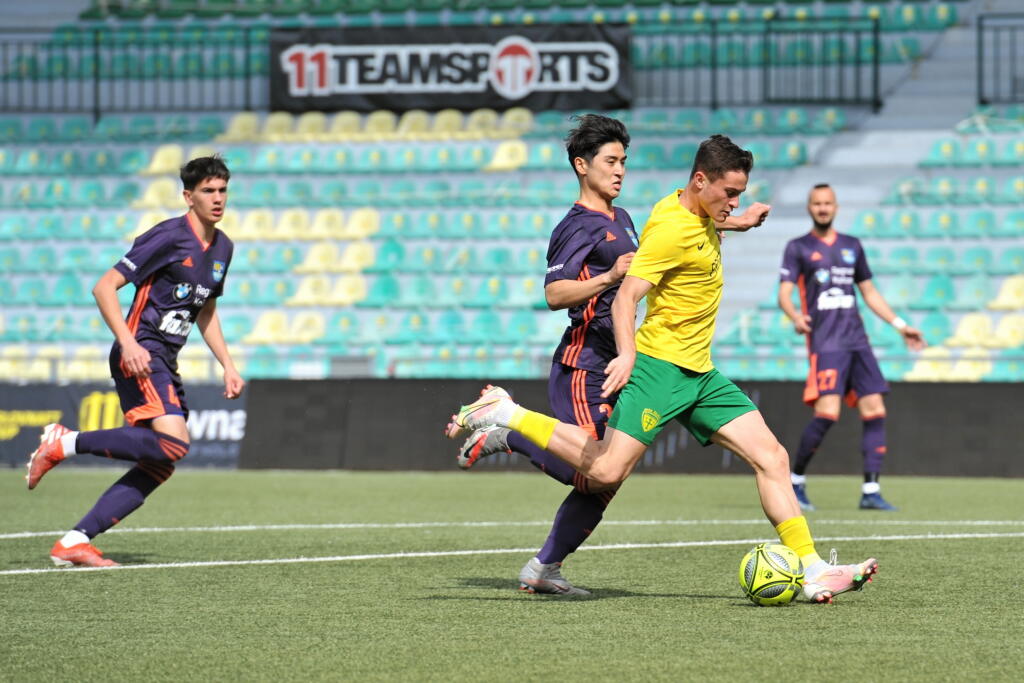 Na snímke sprava Adrián Kaprálik (Žilina) a Min Su Kim (Košice) v odvete semifinále Slovenského pohára – Slovnaft Cupu vo futbale MŠK Žilina - FC Košice v Žiline 4. mája 2021. FOTO TASR - Erika Ďurčová