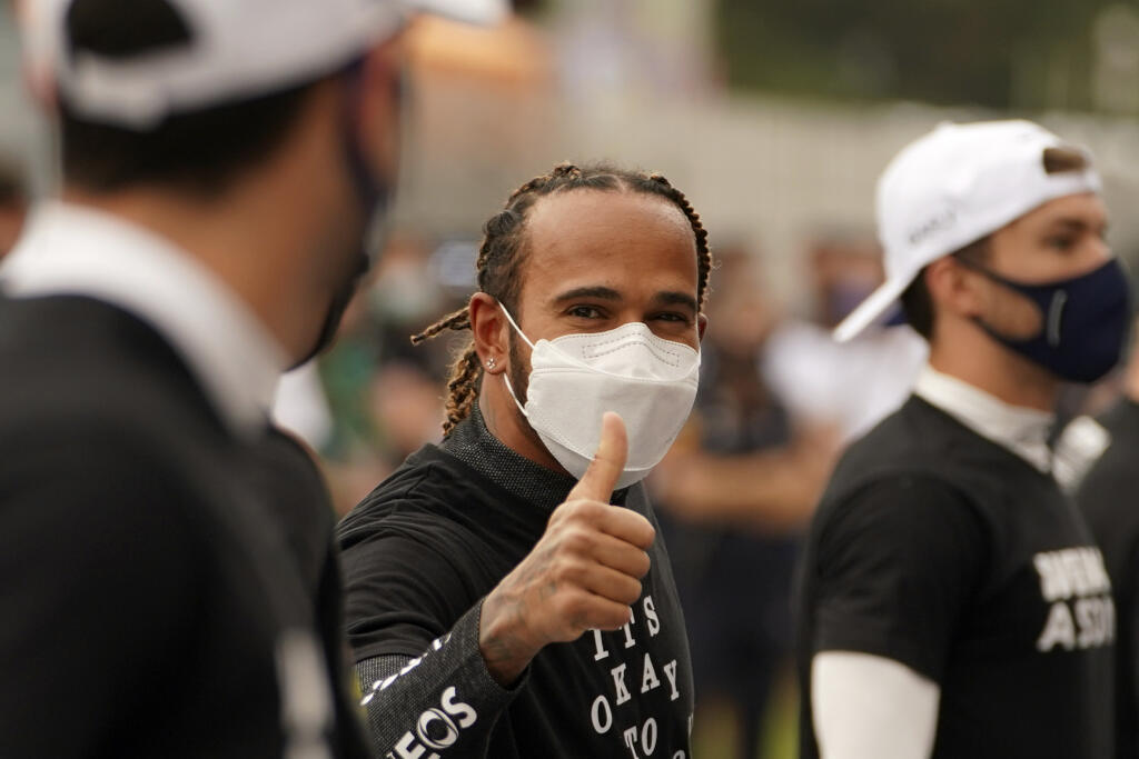Britský jazdec F1 Lewis Hamilton z Mercedesu gestikuluje pred štartom Veľkej ceny Španielska v Barcelone v nedeľu 9. mája 2021.