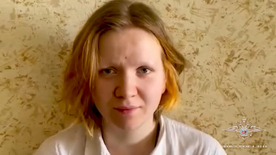 Dans une vidéo diffusée par le ministère russe de l'Intérieur le lundi 3 avril 2023, Darya Trepova, 26 ans, suspecte de l'explosion de dimanche dans un café de Saint-Pétersbourg, pose.  La victime de l'attaque était le blogueur russe pro-guerre Vladlen Tatarskij, de son vrai nom Maxim Fomin, qui comptait plus de 560 000 abonnés sur la plateforme Telegram et était l'un des blogueurs militaires les plus influents.