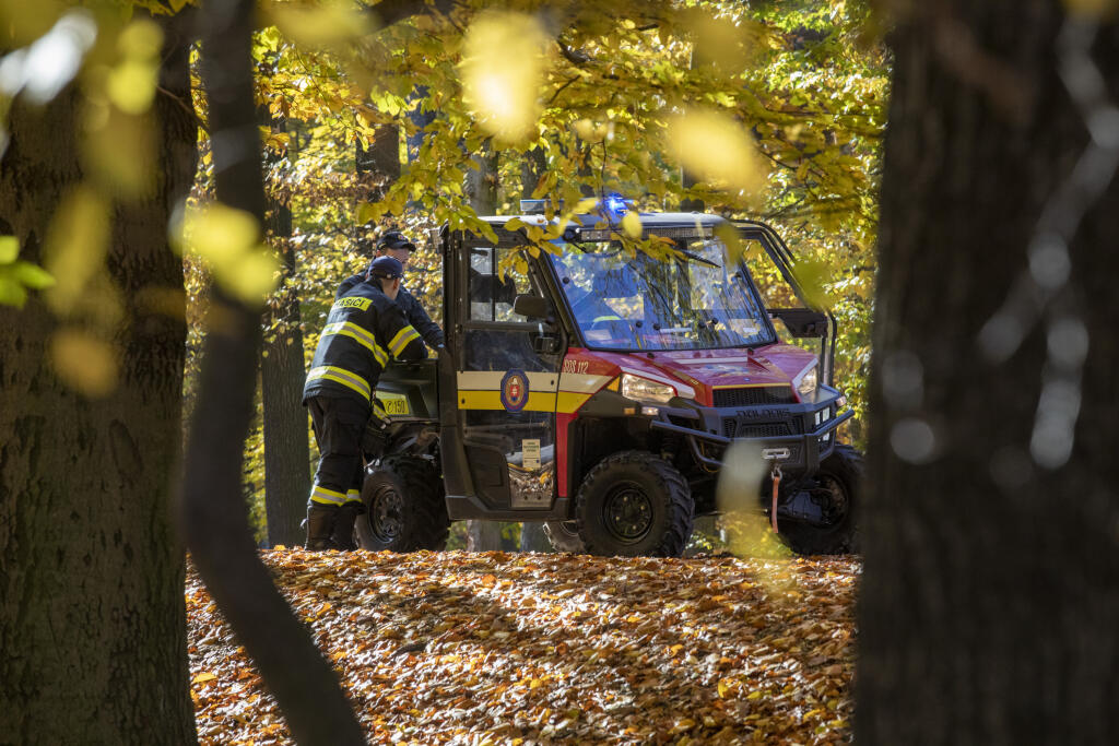 Na snímke hasiči a policajti vynášajú telo tragicky zosnulého hokejistu Dušana Pašek.