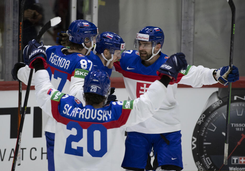 Na snímke slovenský hokejista Pavol Regenda (druhý zľava) sa teší so spoluhráčmi po strelení gólu v úvodnom zápase slovenskej hokejovej reprezentácie v základnej A - skupine Francúzsko - Slovensko na 85. majstrovstvách sveta v ľadovom hokeji v Helsinkách v piatok 13. mája 2022. Vľavo Juraj Slafkovský, vpravo Mário Grman.