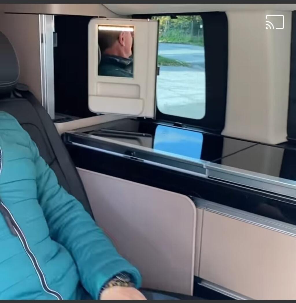 Nové auto Vlada Voštinára s luxusným zariadením.