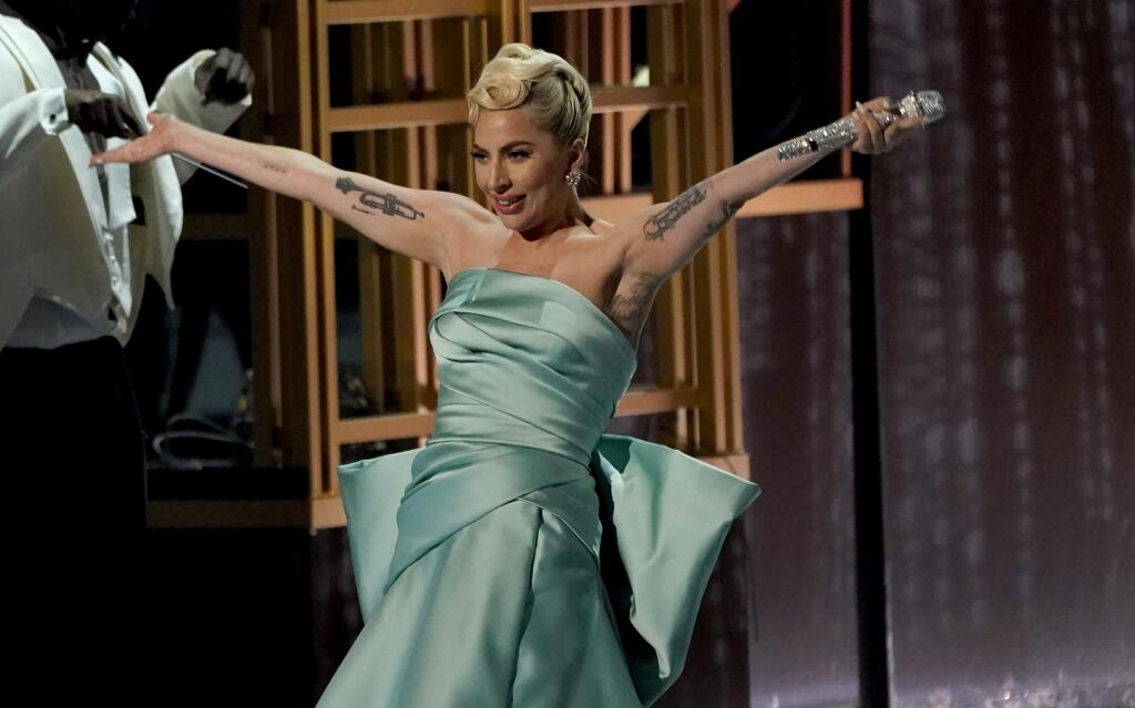 Americká speváčka Lady Gaga vystupuje počas 64. ročníka odovzdávania amerických hudobných cien Grammy v Las Vegas.